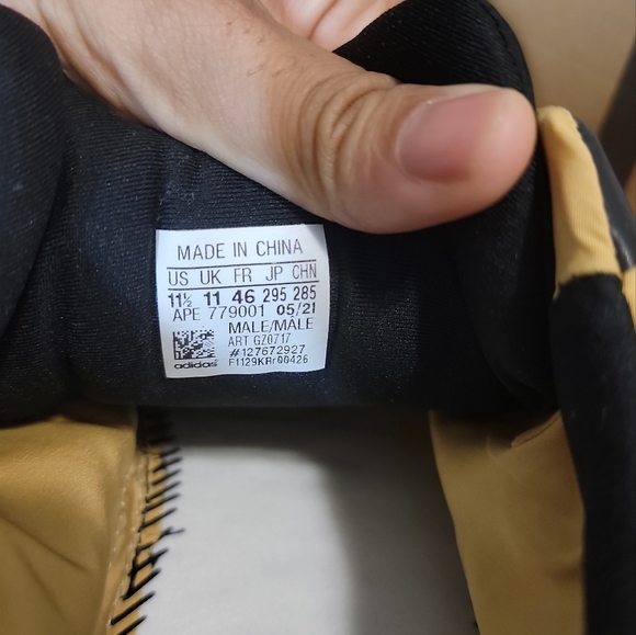 Yeezy 700 - Picture 7 of 7